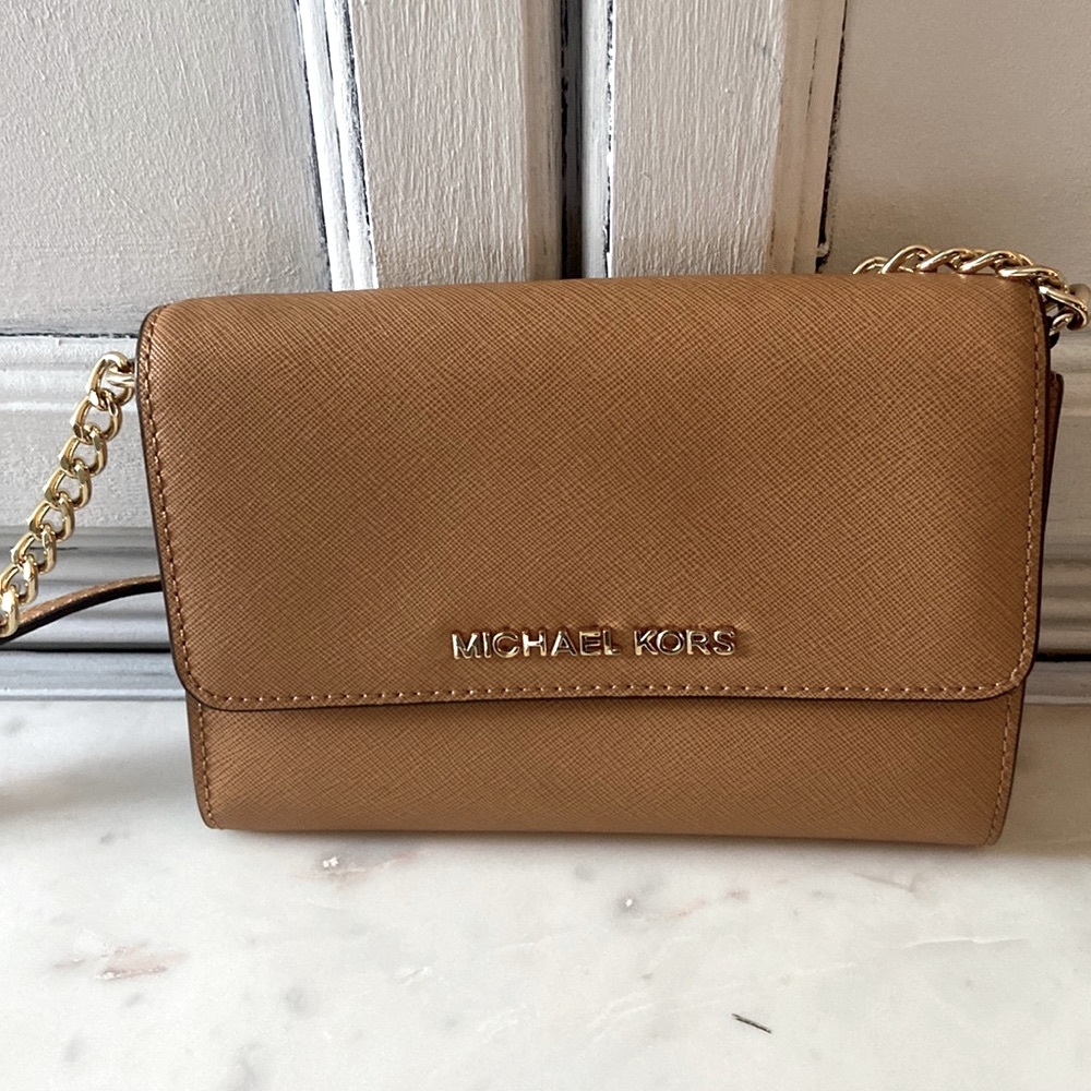 Adorable Michael Kors crossbody. Perfect condition!